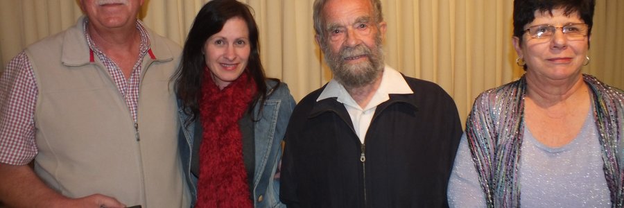 Vlnr is Johan Pieterse, Brenda du Toit, Bill Clarke van McClarke’s Selfcatering Units het op 3 September sy 90ste verjaardag gevier, Bill en Glenda Kitley